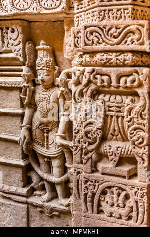 Hindu Gott Skulptur an stepwell Rani ki Vav, ein aufwendig konstruierten Website in Gujarat, Indien. Ein UNESCO-Weltkulturerbe, im 11. Jahrhundert gebaut. Stockfoto