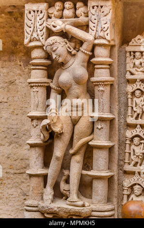 Skulpturen der schönen Frau an stepwell Rani ki Vav, ein aufwendig konstruierten historischen Ort in Gujarat, Indien. Ein UNESCO-Weltkulturerbe, Stockfoto
