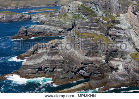 Schönen Klippen entlang der Küste von Kerry im Südwesten Irlands an einem sonnigen Tag im Mai Stockfoto