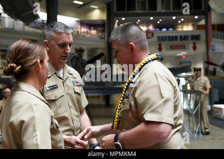 170331-N-FI 568-053 Pensacola, Fla. (31. März 2017) Master Chief Cryptologic Techniker (Sammlung) Peter Lasher (rechts) gibt seinen Master Chief Petty Officer kragen Geräte Senior Chief Cryptologic Techniker (Netzwerke) Johannes Eykyn während Lasher den Ruhestand Feierstunde im National Naval Aviation Museum. Die Zeremonie markierte das Ende der Lasher's 29-jährige militärische Karriere. (U.S. Marine Foto von Mass Communication Specialist 2. Klasse Taylor L. Jackson/Freigegeben) Stockfoto