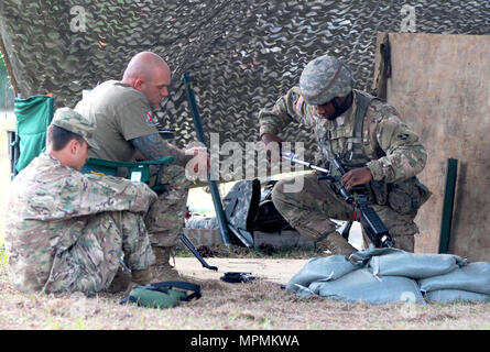 Spc. Jaymar Batts mit C Company, 2-124 th Infanterie Regiment der M240-B fügt als Teil seiner Ausübung der Experte Infanterist Abzeichen 3. April 2017 im Camp Blanding gemeinsame Training Center, Starke, Fla. Batts abgeschlossen diese Veranstaltung erfolgreich auf seinem ersten Versuch und war bereit für die Herausforderung, wenn über diese Veranstaltung und die bevorstehende Prüfungen der EIB Qualifikation Kurs gefragt. (U.S. Armee Foto von Sgt. Garrett Savage) Stockfoto