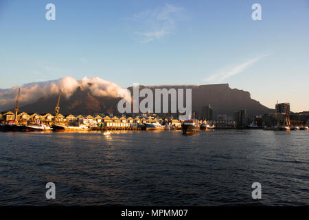 Hafen von Kapstadt mit dem Tafelberg Sonnenuntergang Stockfoto