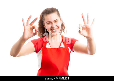 Junge Frau Supermarkt Arbeiter machen ok Geste mit der Hand und lächelte, als glücklich Einzelhandel Arbeitnehmer Konzept auf weißem Hintergrund Stockfoto