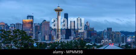 Sonnenuntergang Seattle - EIN bewölkter Sonnenuntergang Blick auf die Innenstadt von Seattle, Washington, USA Stockfoto