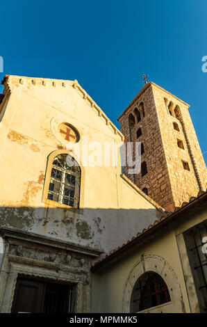 Blick auf die Altstadt von Rab, Kroatien tourist resort ist berühmt für seine vier Glockentürme. Stockfoto