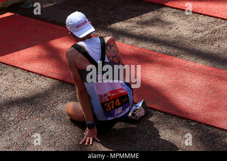 Läufer die Ziellinie. Rund 40.000 Läufer nehmen an der 38th London Marathon. Die Eliten Läufer gefolgt von Tausenden von Club Athleten, Spaß Läufer, liebe Geldbeschaffer, Prominente, Politiker und Phantasie - Kostüm Träger der 26,2 km Rennen von Greenwich zur Mall laufen. Mit: Atmosphäre, Wo: London, Vereinigtes Königreich, wenn: 22 Apr 2018 Credit: Dinendra Haria/WANN Stockfoto