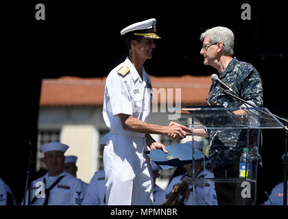 170401-N-LQ926-377 BILOXI, Mississippi (1. April 2017) Rear Admiral Timothy C. Gallaudet, Kommandant, Marine Meteorologie und Ozeanographie Befehl erhält die Beginn Proklamation, im Namen der Marine von Frl. Gouverneur Phil Bryant während einer Zeremonie für die Mississippi Bicentennial/Navy Woche Feier am Centennial Plaza, Gulfport, Mississippi. Gulfport/Biloxi ist einer der ausgewählten Regionen an Host 2017 Navy Woche, eine Woche, die US-Marine durch lokale Öffentlichkeitsarbeit, Zivildienst und Ausstellungen Bewusstsein gewidmet. (Foto: U.S. Navy Mass Communication Specialist 2. Klasse Alex Van'tLeven/Rel Stockfoto