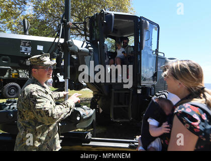 170401-N-LQ926-714 BILOXI, Mississippi (1. April 2017) Equipment Operator 2. Klasse Tom H. Dubay beantwortet Fragen an eine schwere Ausrüstung Ausstellung während der Mississippi Bicentennial/Navy Woche Feier im Centennial Plaza, Gulfport, Mississippi. Gulfport/Biloxi ist einer der ausgewählten Regionen an Host 2017 Navy Woche, eine Woche, die US-Marine durch lokale Öffentlichkeitsarbeit, Zivildienst und Ausstellungen Bewusstsein gewidmet. (Foto: U.S. Navy Mass Communication Specialist 2. Klasse Alex Van'tLeven/freigegeben) Stockfoto