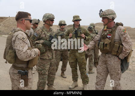 US Marine Corps Oberst Christian Cabaniss, Kommandierender Offizier der Team 40, Task Force Al-Taqaddum, eingesetzt zur Unterstützung der Combined Joint Task Force – Betrieb innewohnende beheben, Gespräche mit Generalleutnant Stephen J. Townsend, kombiniert Joint Task Force - Betrieb verbundenen lösen Kommandierender general, über gemeinsames Training zwischen amerikanischen, australischen, britischen und irakischen Streitkräfte im Irak, 1. März 2017. Die Ausbildung durchgeführt zwischen den Koalitionstruppen steht beispielhaft für die Joint Task Force-Motto "Eine Mission, viele Nationen." Task Force Al-Taqaddum bildet irakische Kräfte mit betrieblich relevante Ausbildung, eine inte Stockfoto