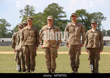 Im Bild von links nach rechts: Spc. David Mitchell, Sgt. Evan Gunther, SPC. Ryan Huston, Staff Sgt. David Martin, Sgt. Blake Reyna, und Pfc. Matthew Bates, alle mit Alpha Truppe, 6 Squadron, 8th Cavalry Regiment, 2 Infantry Brigade Combat Team, 3rd Infantry Division. Diese Gruppe verdient den ersten Platz in der Division Gainey Cup Auswahl März 30, 2017 at Fort Stewart, Ga Soldaten des 3.-ID in einem Auswahlprozess, um zu bestimmen, welche Mannschaft nahmen an der diesjährigen Biennale Gainey Cup Wettbewerb in Fort Benning, Ga (USA voraus würde Armee Foto von Sgt. Robert Harris/Freigegeben) Stockfoto