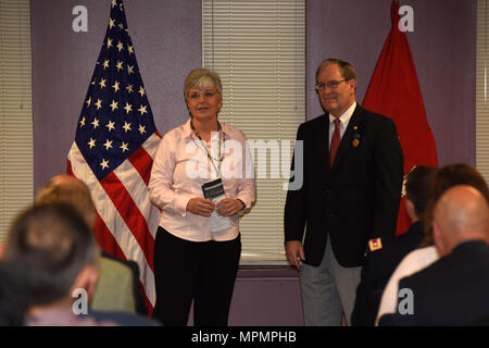 Patty Coffey präsentiert die Tennessee Auszeichnung für Verdienste von reg. Bill Haslam zu Mike Wilson, US-Armee Korps der Ingenieure Nashville Bezirk Deputy District Ingenieur für Projektmanagement, bei seinem Eintritt in den Ruhestand Festakt zum 31. März 2017 im Bezirk Sitz in Nashville, Tennessee Wilson gipfelt 42 Jahre des Föderalen Dienstes. Coffey wird in seiner Position dienen, Bis ein permanenter Austausch in der Zukunft gemacht werden können. (USACE Foto von Leon Roberts) Stockfoto