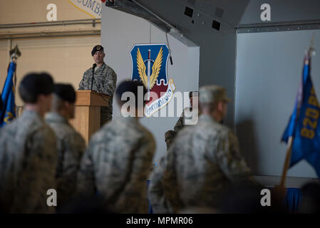 Oberst Kevin Walker, 820Th Base Defense Gruppenkommandant, spricht während der Eröffnungsfeier der 820th BDG Jahrestag, 27. März 2017, bei Moody Air Force Base, Ga. Das Jubiläum 20 Jahre seit der Aktivierung der 820th Base Defense Group und erlaubt Gästen auf ihre Geschichte zu ergehen, die sie verloren haben, und durch eine taktische Demonstrationszug Ehre gedacht. (U.S. Air Force Foto von Flieger 1. Klasse Lauren M. Sprunk) Stockfoto