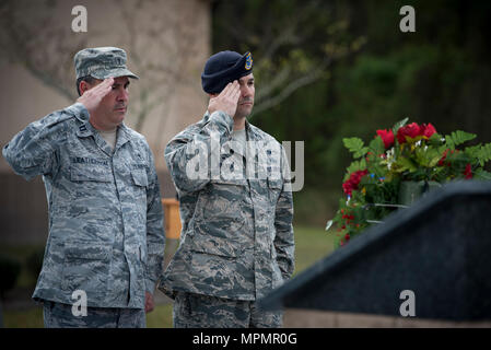 Kaplan (Capt.) Todd Leathermon, 93 d Air Ground Operations Wing Kaplan, Links, und Oberst Kevin Walker, 820Th Base Defense Gruppenkommandant, rechts, grüßt einen Kranz und Memorial während der 820Th BDG Jahrestag, 27. März 2017, bei Moody Air Force Base, Ga. Das Jubiläum 20 Jahre seit der Aktivierung der 820th Base Defense Group, früher bekannt als die Sicherheitskräfte 820th Squadron bekannte gedacht, und erlaubt Gästen auf ihre Geschichte zu ergehen, die Ehre, die Sie verloren haben, und durch eine taktische Demonstrationszug. (U.S. Air Force Foto von Flieger 1. Klasse Lauren M. Sprunk) Stockfoto