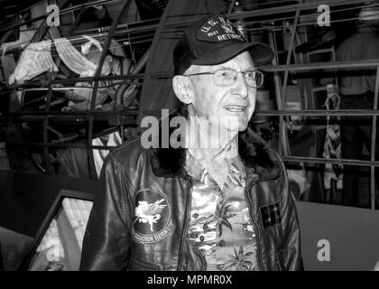 170404-N-ML 022-001 Pensacola, Fla. (April 04, 2017) pensionierter Lieutenant Cmdr. Cash Friseur, WWII Veteran, gibt eine Tour durch die konsolidierte Patrol Bomber (PBY Catalina) im National Naval Aviation Museum während seiner Erfahrung der japanische Angriff auf Pearl Harbor. Lt.cmdr Friseur war Gastredner bei einer Marine Heritage Event für die Marine- und Weiterbildung Befehl onboard Naval Air Station Pensacola am 29. März. (U.S. Marine Foto von Mass Communication Specialist 3. Klasse Bretagne Tobin-/Freigegeben) Stockfoto