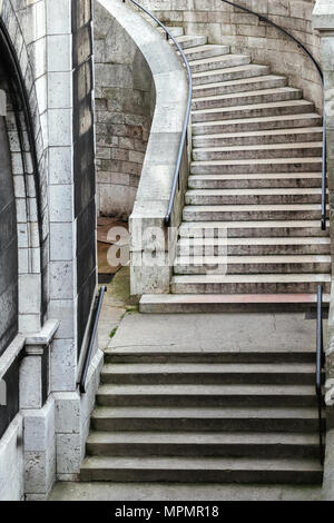 Die Stufen der Treppe zum unteren Teil der Basilika von Sacré-Coeur in Montmartre in Paris. Stockfoto