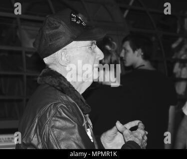 170404-N-ML 022-007 Pensacola, Fla. (April 04, 2017) pensionierter Lieutenant Cmdr. Cash Friseur, WWII Veteran, gibt eine Tour durch die konsolidierte Patrol Bomber (PBY Catalina) im National Naval Aviation Museum während seiner Erfahrung der japanische Angriff auf Pearl Harbor. Lt.cmdr Friseur war Gastredner bei einer Marine Heritage Event für die Marine- und Weiterbildung Befehl onboard Naval Air Station Pensacola am 29. März. (U.S. Marine Foto von Mass Communication Specialist 3. Klasse Bretagne Tobin-/Freigegeben) Stockfoto