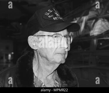 170404-N-ML 022-010 Pensacola, Fla. (April 04, 2017) pensionierter Lieutenant Cmdr. Cash Friseur, WWII Veteran, gibt eine Tour durch die konsolidierte Patrol Bomber (PBY Catalina) im National Naval Aviation Museum während seiner Erfahrung der japanische Angriff auf Pearl Harbor. Lt.cmdr Friseur war Gastredner bei einer Marine Heritage Event für die Marine- und Weiterbildung Befehl onboard Naval Air Station Pensacola am 29. März. (U.S. Marine Foto von Mass Communication Specialist 3. Klasse Bretagne Tobin-/Freigegeben) Stockfoto