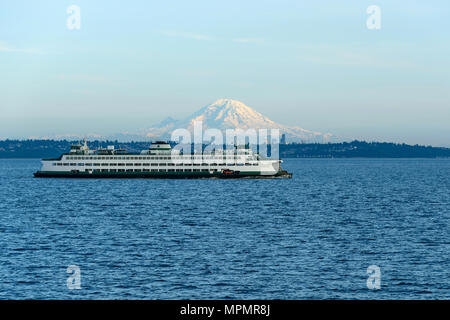 Edmonds - Kingston Ferry - mit der Fähre ist auf dem Weg der Kreuzung Puget Sound zwischen Edmonds und Kingston, mit Mount Rainier und Seattle Downtown im Hintergrund. Stockfoto