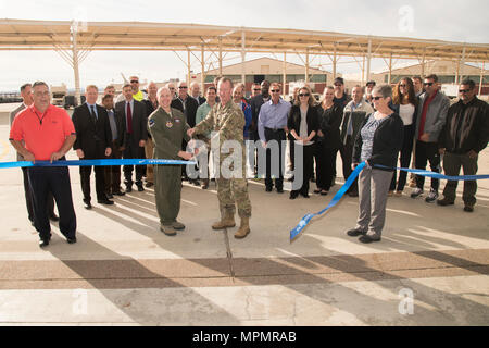 Mit der Schere in der Hand, Brig. Gen. Carl Schaefer, 412 Test Wing Commander (Links, und Armee Oberst Kirk Gibbs, US-Armee Korps der Ingenieure Los Angeles District Commander, bereiten die zeremoniellen Ribbon bedeutet die offizielle Eröffnung des neuen 411 Flight Test Squadron facility 22. März zu schneiden. Die Staffel ist verantwortlich für die Entwicklung der F-22 Raptor und seiner Systeme. (U.S. Air Force Foto von Christian Turner) Stockfoto