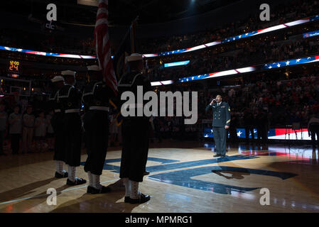 170404-N-HG 258-061 WASHINGTON, D.C. (4. April 2017) Musiker 1. Klasse Cory Parker, Sänger der US Navy Band, singt die Nationalhymne an einem Washington Wizards NBA Spiel im Verizon Center in Washington, D.C. (USA gehalten Marine Foto von Senior Chief Musiker Stephen Hassay/Freigegeben) Stockfoto