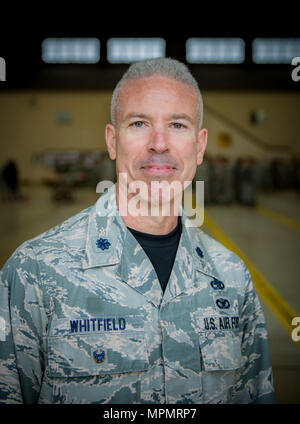 Oberstleutnant Bernabe F. Whitfield, 374 Instandhaltungsgruppe stellvertretender Kommandant, stellt für Foto nach der 374 Instandhaltungsgruppe Wrenchbender Rodeo am 31. März 2017, bei Yokota Air Base, Japan. Teams aus verschiedenen Wartungsarbeiten staffeln Gegeneinander in neun Veranstaltungen, darunter: 4-Mann Push-ups, Fahrzeug drücken Sie konkurrierten, mit verbundenen Augen toolbox Anhaftungen, Wartung Relais, abschleppstange Hinderniskurs, Führung Werkzeugidentifikation, Keil, Self-Aid und Buddy Care Relais und beendete eine C-130 ziehen. (U.S. Air Force Foto von Airman 1st Class Donald Hudson) Stockfoto