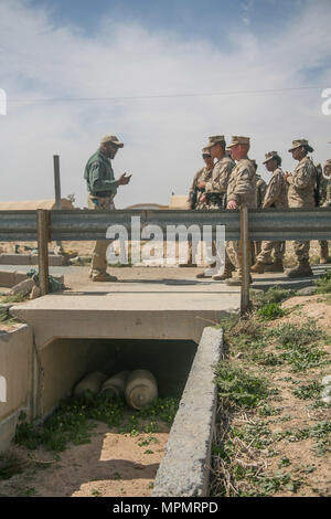 CAMP BEUHRING, Kuwait (Mar. 1, 2017) US-Marines mit Combat Logistik Bataillon 11, 11 Marine Expeditionary Unit, und Soldaten mit 3. gepanzerte Brigade Combat Team, 215 Brigade Support Bn., erfahren Sie, wie Improvised Explosive Devices beim Counter IED Ausbildung zu identifizieren als Teil einer Erhaltung Training im Camp Beuhring, Kuwait, März 1. Während der Schulung, Service Mitglieder unterrichtet werden die verschiedenen Orte IEDs können gesetzt werden, um einer Entdeckung zu vermeiden; unter Brücken, auf Straßen, in Fahrzeugen und vielen anderen Standorten. Marines werden unterrichtet counter IED Schritte zu verstehen, wie Sie reagieren auf potente Stockfoto