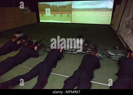 Italienische Carabinieri vom 13. Regiment „Friaul Julisch Venetien“ in Gorizia absolvieren am 4. April 2017 in Caserma Ederle, Vicenza, Italien, eine Ausbildung mit dem Engagement Skills Trainer (EST). Das Personal nutzte RTSD South-Ausrüstung der US-Armee, um die bilaterale Zusammenarbeit zu verbessern, gemeinsame Operationsfähigkeiten zu verbessern und die Ausbildungskapazität zu erweitern. Die Übung konzentrierte sich auf das Geschick, die Entscheidungsfindung, taktische Szenarien, das Situationsbewusstsein, die Befähigung und Kontrolle, und Interoperabilität mit verbündeten Streitkräften. Stockfoto