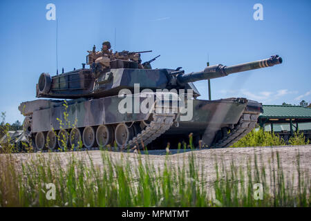 Major General John K. Liebe sitzt auf einem M1A1 Abrams Panzer in Camp Lejeune, N.C., April 5, 2017. Liebe Zeit für die Interaktion mit den Marines der Bravo Company, 2. Tank Bataillon beim Steuern eines Tanks und seiner verschiedenen Waffensystemen. Liebe ist der kommandierende General des 2nd Marine Division. (U.S. Marine Corps Foto von Sgt. Anthony Mesa) Stockfoto