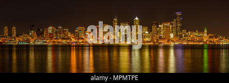 Nacht Blick auf Seattle Downtown Skyline - eine herrliche Nacht Blick auf Seattle Downtown Skyline, Blick von alki Beach Kreuzung Elliott Bay. USA. Stockfoto