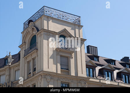 Oberen Etagen und Eckturm des Gebäudes an der Ecke des Karlsplatz und Neuhauser Straße, mit Metallgitter Dekoration und anti-bird Netting Stockfoto