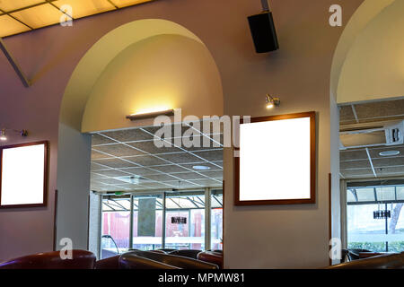 Blank Board an einer Wand, Bar mit Blank Board Stockfoto