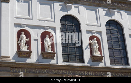 Bronze Statuen der ehemaligen Fürsten und Herrscher von Bayern Maximilian, Ludwig, Albert) in Nischen auf der Fassade von St. Michael Kirche Stockfoto