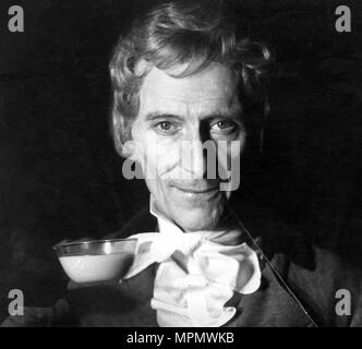 PETER CUSHING , WÄHREND DER DREHARBEITEN VON FRANKENSTEIN IM HAMMERHAUS DES GRAUENS STUDIO PINEWOOD.1972 Stockfoto