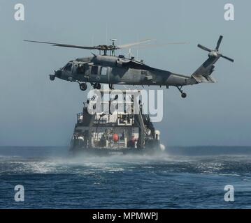 170401-N-FO 714-112 PAZIFISCHEN OZEAN (1. April 2017) Segler für die Beseitigung von Explosivstoffen Mobile Einheit (EODMU) 11 Abstieg von einem MH-60S Sea Hawk Hubschrauber, von der "Eightballers" der Hubschrauber Meer Combat Squadron (HSC) 8, während die Durchführung von Hubschrauber, Besuch, Board, Suche, und Beschlagnahme (HVBSS) Ausbildung während eines composite Trainingsgerät Übung (COMPTUEX) mit der nimitz Carrier Strike Group in Vorbereitung für eine bevorstehende Implementierung zugewiesen. COMPTUEX Tests die Mission die Bereitschaft der Aktiven der Streik Gruppe durch simulierte Szenarien und ihre Fähigkeit als integrierte Einheit durchzuführen Stockfoto
