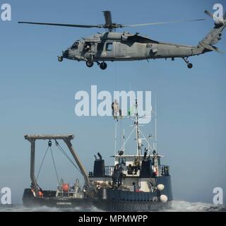170401-N-FO 714-416 PAZIFISCHEN OZEAN (1. April 2017) Segler für die Beseitigung von Explosivstoffen Mobile Einheit (EODMU) 11 steigen Sie ein Seil an einem MH-60S Sea Hawk Hubschrauber, von der "Eightballers" der Hubschrauber Meer Combat Squadron (HSC) 8, während die Durchführung von Hubschrauber, Besuch, Board, Suche, und Beschlagnahme (HVBSS) Ausbildung während eines composite Trainingsgerät Übung (COMPTUEX) mit der nimitz Carrier Strike Group in Vorbereitung für eine bevorstehende Implementierung zugewiesen. COMPTUEX Tests die Mission die Bereitschaft der Aktiven der Streik Gruppe durch simulierte Szenarien und ihre Leistungsfähigkeit als integrierte Stockfoto