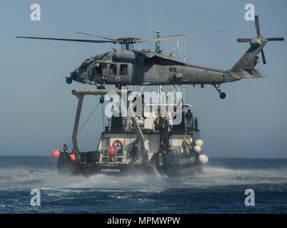 170401-N-FO 714-387 PAZIFISCHEN OZEAN (1. April 2017) Segler für die Beseitigung von Explosivstoffen Mobile Einheit (EODMU) 11 steigen Sie ein Seil an einem MH-60S Sea Hawk Hubschrauber, von der "Eightballers" der Hubschrauber Meer Combat Squadron (HSC) 8, während die Durchführung von Hubschrauber, Besuch, Board, Suche, und Beschlagnahme (HVBSS) Ausbildung während eines composite Trainingsgerät Übung (COMPTUEX) mit der nimitz Carrier Strike Group in Vorbereitung für eine bevorstehende Implementierung zugewiesen. COMPTUEX Tests die Mission die Bereitschaft der Aktiven der Streik Gruppe durch simulierte Szenarien und ihre Leistungsfähigkeit als integrierte Stockfoto