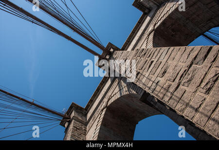 Die Brooklyn Bridge, zwischen 1869 und 1883 erbaut, verbindet Manhattan mit dem bevölkerungsreichsten Stadtteil von New York, Brooklyn. Stockfoto