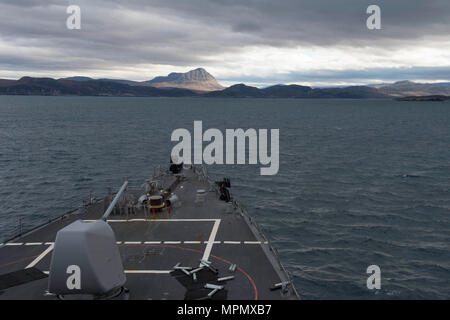 170403-N-ZE 250-344 CAPE WRATH, Schottland - (April 3, 2017) - USS Carney (DDG64) Kreuzfahrten in der Nähe von Loch Eribo, Schottland, während der übung Gemeinsame Krieger 17-1 April 3, 2017. Carney, einem der Arleigh-Burke-Klasse geführte-missile Destroyer, Vorwärts - Rota, Spanien bereitgestellt werden, ist die Durchführung der dritten Patrouille in den USA 6 Flotte Bereich der Maßnahmen zur Unterstützung der US-amerikanischen nationalen Sicherheitsinteressen in Europa. (U.S. Marine Foto von Mass Communication Specialist 3. Klasse Weston Jones/Freigegeben) Stockfoto