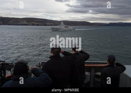 170403-N-ZE 250-330 CAPE WRATH, Schottland (3. April 2017) Segler der Arleigh-Burke-Klasse geführte Anti-raketen-Zerstörer USS Carney (DDG64) ehrt Rendern zu Königlich Niederländische Marine Fregatte HNLMS Tromp (F803) während der Übung gemeinsame Krieger 17-1. Carney ist vorausschauend zu Rota, Spanien bereitgestellt, die Durchführung der dritten Patrouille in den USA 6 Flotte Bereich der Maßnahmen zur Unterstützung der US-amerikanischen nationalen Sicherheitsinteressen in Europa. (U.S. Marine Foto von Mass Communication Specialist 3. Klasse Weston Jones/Freigegeben) Stockfoto