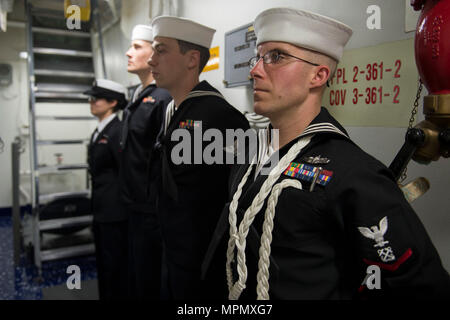 170403-N-ZE 250-106 CAPE WRATH, Schottland - (April 3, 2017) - Matrosen an Bord der USS Carney (DDG64) Warten, bis ein bluejacket des Quartals board Während auf Patrouille in Cape Wrath, Schottland, April 3, 2017. Carney, einem der Arleigh-Burke-Klasse geführte-missile Destroyer, Vorwärts - Rota, Spanien bereitgestellt werden, ist die Durchführung der dritten Patrouille in den USA 6 Flotte Bereich der Maßnahmen zur Unterstützung der US-amerikanischen nationalen Sicherheitsinteressen in Europa. (U.S. Marine Foto von Mass Communication Specialist 3. Klasse Weston Jones/Freigegeben) Stockfoto