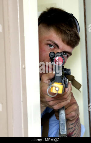 Spc. Tyler Lam, ein infanterist mit der 3. Brigade Combat Team, 1.Kavallerie Division Rollenspiele als oppositionelle Kräfte für einen Besuch boarding Durchsuchung und Beschlagnahme Ausbildung, 28. März 2017, Kuwait Naval Base, Kuwait. Die Zusammenarbeit zwischen dem Golf-Kooperationsrat und US-amerikanischen Special Operation Forces in VBSS Ausbildung zur Unterstützung der Übung Eagle Lösen 2017 teilgenommen. (Foto Stockfoto