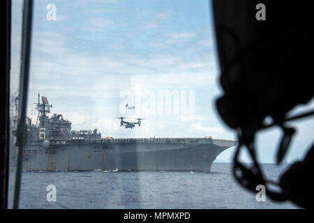 170405-N-WF 272-0990 Gewässer in der Nähe von KIN BLUE BEACH, Okinawa (5. April 2017) Landing Craft air cushion (LCAC) 29, zu Naval Beach (NBU) 7, Ansätze der Amphibisches Schiff USS BONHOMME RICHARD (LHD6) während einer 31 Marine Expeditionary Unit (MEU) Offload zugeordnet. Bonhomme Richard, dem Flaggschiff der Bonhomme Richard Expeditionary Strike Group, mit Eingeschifft 31 MEU, ist auf eine Patrouille, die in der Indo-Asia - Pazifik Region warfighting Bereitschaft und Haltung als ready-Response Force für jede Art der Kontingenz zu verbessern. (U.S. Marine Foto von Mass Communication Specialist 2. Klasse D Stockfoto