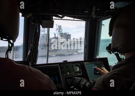 170405-N-WF 272-1007 Gewässer in der Nähe von KIN BLUE BEACH, Okinawa (5. April 2017) Landing Craft air cushion (LCAC) 29 Handwerk Master Chief's Bootsmann Steuermann Phillip Convertino, von Bremerton, Washington, zu Naval Beach (NBU) 7, navigiert zur Amphibisches Schiff USS BONHOMME RICHARD (LHD6) während einer 31 Marine Expeditionary Unit (MEU) Offload zugeordnet. Bonhomme Richard, dem Flaggschiff der Bonhomme Richard Expeditionary Strike Group, mit Eingeschifft 31 MEU, ist auf eine Patrouille, die in der Indo-Asia - Pazifik Region warfighting Bereitschaft und Haltung als eine fertige Antwort für einen verbessern Stockfoto