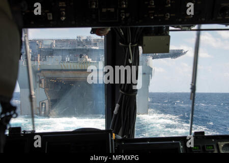 170405-N-WF 272-1208 Gewässer in der Nähe von KIN BLUE BEACH, Okinawa (5. April 2017) Landing Craft air cushion (LCAC) 29, zu Naval Beach (NBU) 7, Ansätze der gut Deck des Amphibious Assault ship USS BONHOMME RICHARD (LHD6) während einer 31 Marine Expeditionary Unit (MEU) Offload zugeordnet. Bonhomme Richard, dem Flaggschiff der Bonhomme Richard Expeditionary Strike Group, mit Eingeschifft 31 MEU, ist auf eine Patrouille, die in der Indo-Asia - Pazifik Region warfighting Bereitschaft und Haltung als ready-Response Force für jede Art der Kontingenz zu verbessern. (U.S. Marine Foto von Massenkommunikation Speci Stockfoto