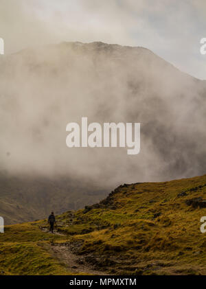 Eine Dame wandern in der Nähe von besprengung Tarn, Lake District, England. Stockfoto