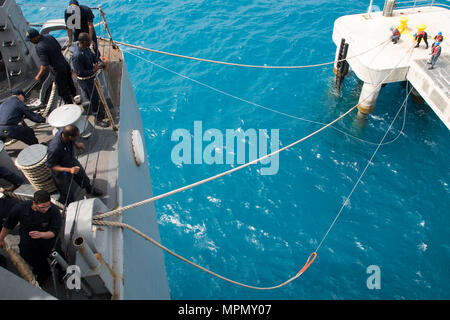 170406-N-WF 272-073 WHITE BEACH, Okinawa (6. April 2017) Die Seeleute zahlen Zeilen aus dem Amphibisches Schiff USS BONHOMME RICHARD (LHD6) als das Schiff pierside am weißen Strand Marinestützpunkt Mauren. Bonhomme Richard, dem Flaggschiff der Bonhomme Richard amphibischen bereit, Gruppe, ist auf eine Patrouille, die in der Indo-Asia - Pazifik Region warfighting Bereitschaft und Haltung als ready-Response Force für jede Art der Kontingenz zu verbessern. (U.S. Marine Foto von Mass Communication Specialist 2. Klasse Diana Quinlan/Freigegeben) Stockfoto