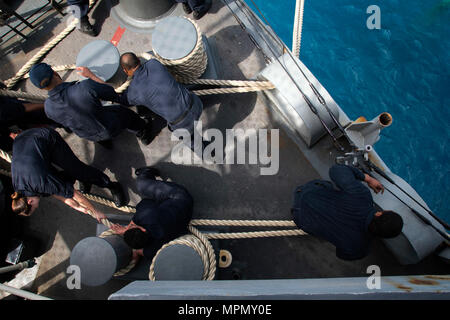 170406-N-WF 272-112 WHITE BEACH, Okinawa (6. April 2017) Segler griff Festmacher auf der fantail des Amphibious Assault ship USS BONHOMME RICHARD (LHD6) als das Schiff pierside am weißen Strand Marinestützpunkt Mauren. Bonhomme Richard, dem Flaggschiff der Bonhomme Richard amphibischen bereit, Gruppe, ist auf eine Patrouille, die in der Indo-Asia - Pazifik Region warfighting Bereitschaft und Haltung als ready-Response Force für jede Art der Kontingenz zu verbessern. (U.S. Marine Foto von Mass Communication Specialist 2. Klasse Diana Quinlan/Freigegeben) Stockfoto