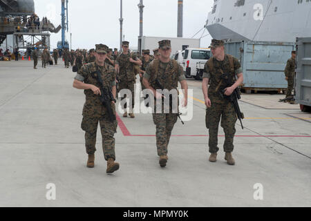 170406-N-RU 971-430 WHITE BEACH, Okinawa (6. April 2017) Marines, zugeordnet zu den 31 Marine Expeditionary Unit (MEU), steigen die Amphibious Assault ship USS BONHOMME RICHARD (LHD6) während pierside am weißen Strand Marinestützpunkt. Bonhomme Richard, dem Flaggschiff der Bonhomme Richard Amphibious Ready Gruppe auf eine Patrouille, die in der Indo-Asia - Pazifik Region warfighting Bereitschaft und Haltung als ready-Response Force für jede Art der Kontingenz zu verbessern. (U.S. Marine Foto von Mass Communication Specialist 3. Klasse Cameron McCulloch/Freigegeben) Stockfoto