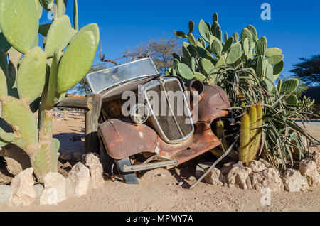 Rost classic car Gebäude Teil der Kaktus Hecke in Solitaire Stockfoto