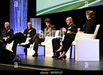 NATIONAL HARBOR, Md (Apr. 04, 2017). Vice Adm. Mike Gilday, Commander US-Flotte Cyber Command/USA 10 Flotte, spricht während der "Cyber Operationen im Meer Dienste" an die 2017 Sea-Air-Space Ausstellung statt. Ihm auf dem Panel, von links: Hinten Adm. Kevin Lunday, Befehlshaber der U.S. Coast Guard Cyber Command und stellvertretender Kommandant für C4; Hinten Adm. Timothy White, Commander, Cyber, Nationale Mission Force; Generalmajor Lori Reynolds, Commander, Marine Cyber Command; und Moderator Vice Adm. Jan Tighe, stellvertretender Leiter der Naval operations für Information Warfare und Direktor der Nav Stockfoto